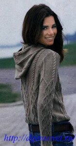 Стильный пуловер с капюшоном