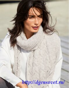 Светло-серый платок с ажурным узором